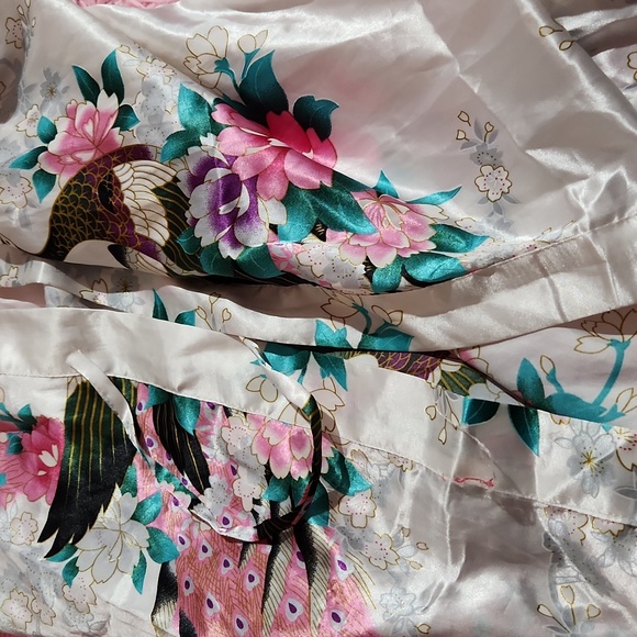 Women's White Japanese Style Robe - Picture 2 of 9